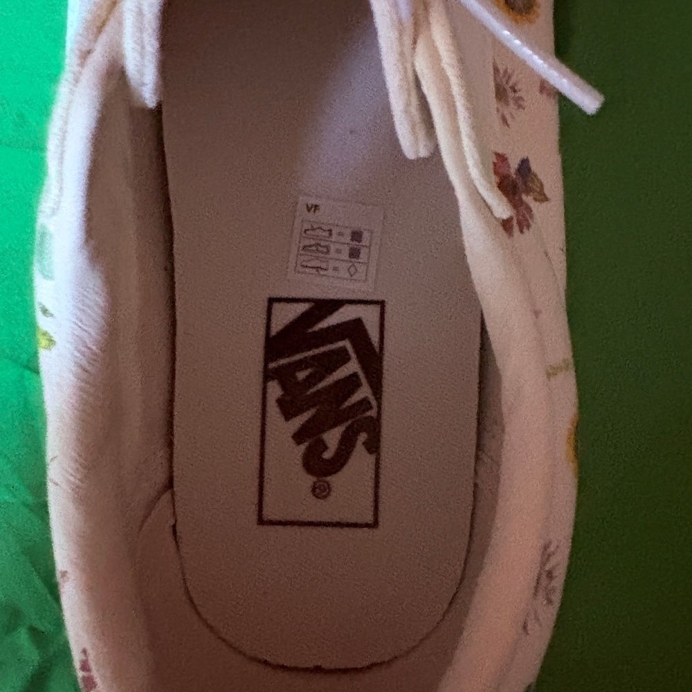 Vans Cream Low-Top Sneakers with Floral Accents - Picture 5 of 9